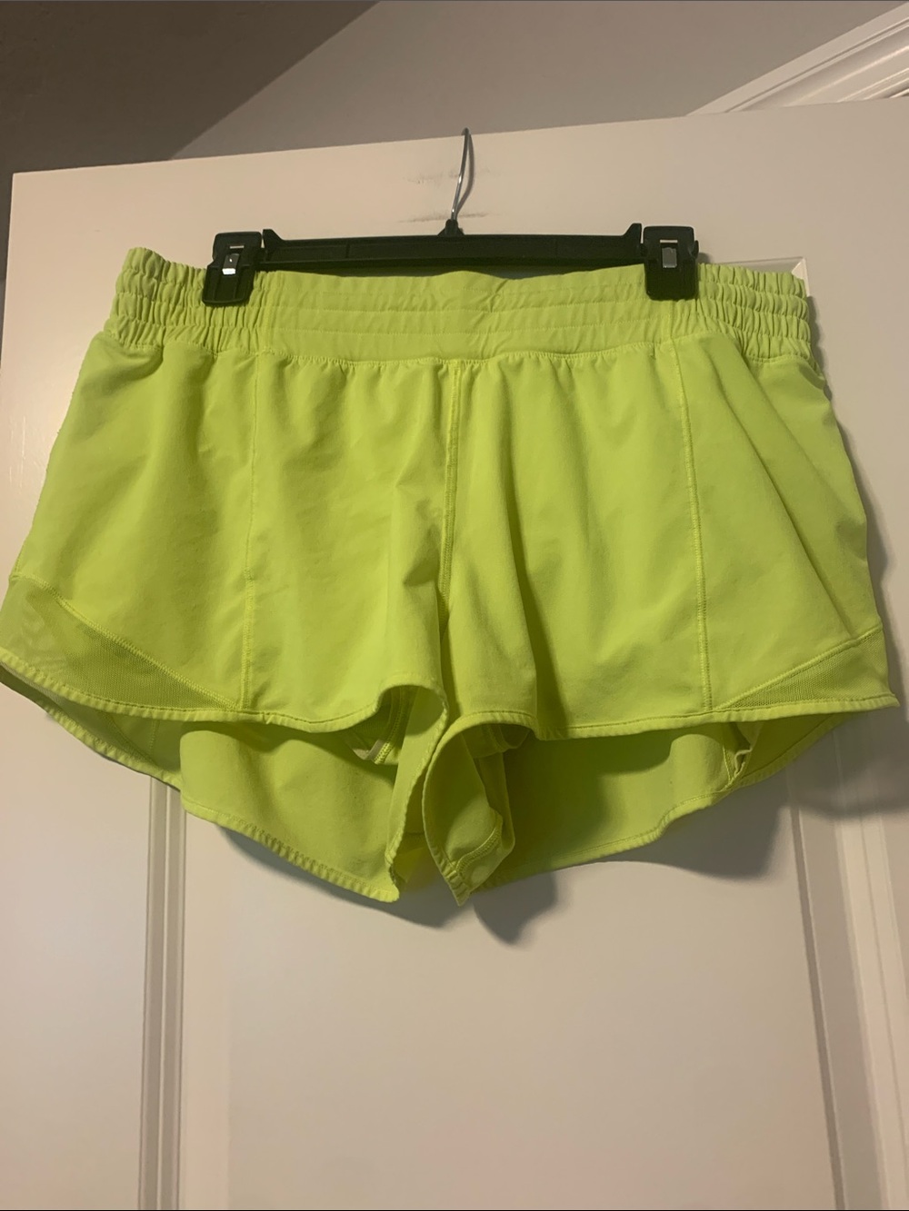 Lululemon Neon Yellow Hotty Hot Shorts Sz 12
2.5in stains on the upper back(pic)